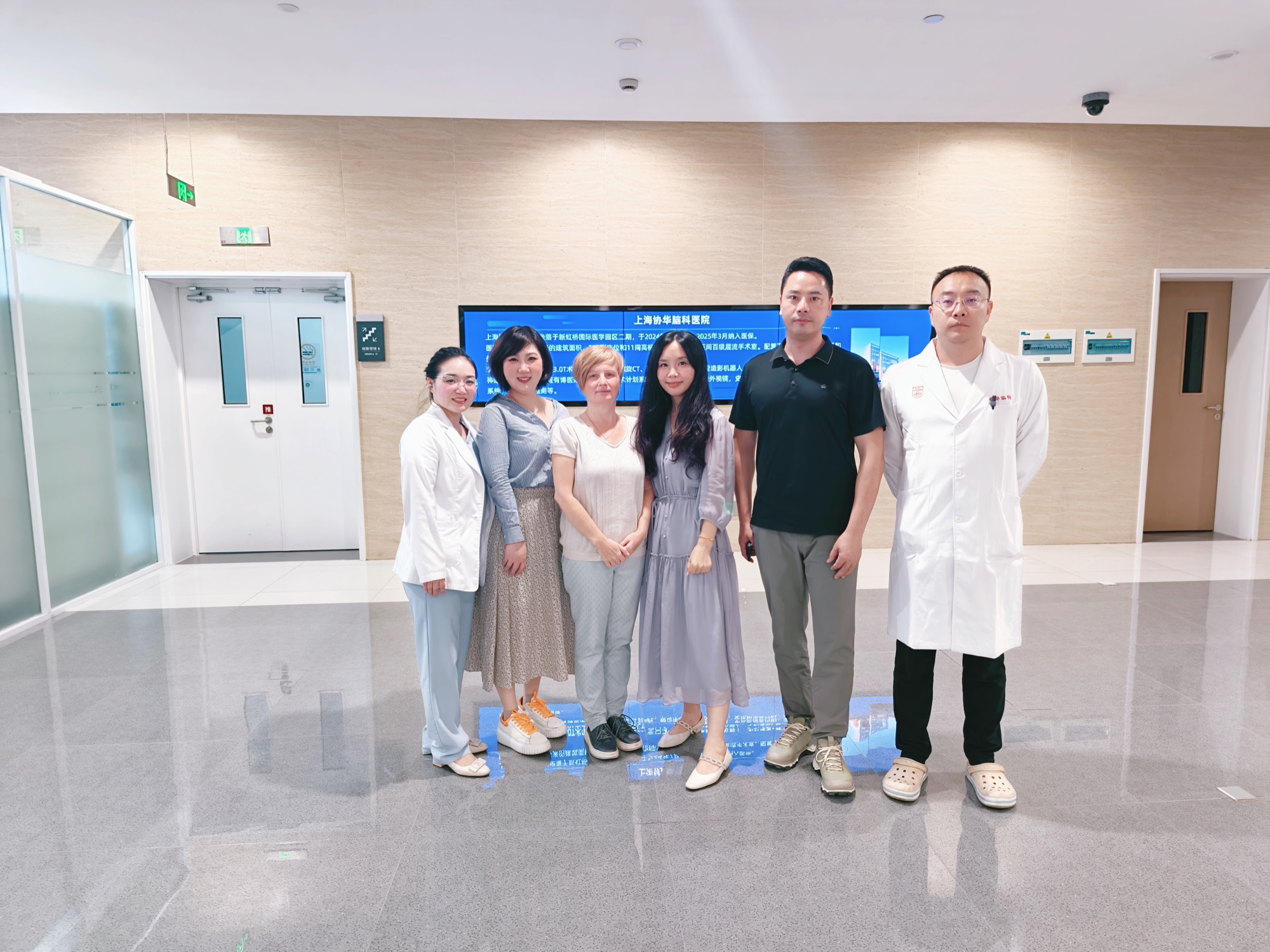 Group photo in the lobby of Shanghai Xiehua Brain Hospital