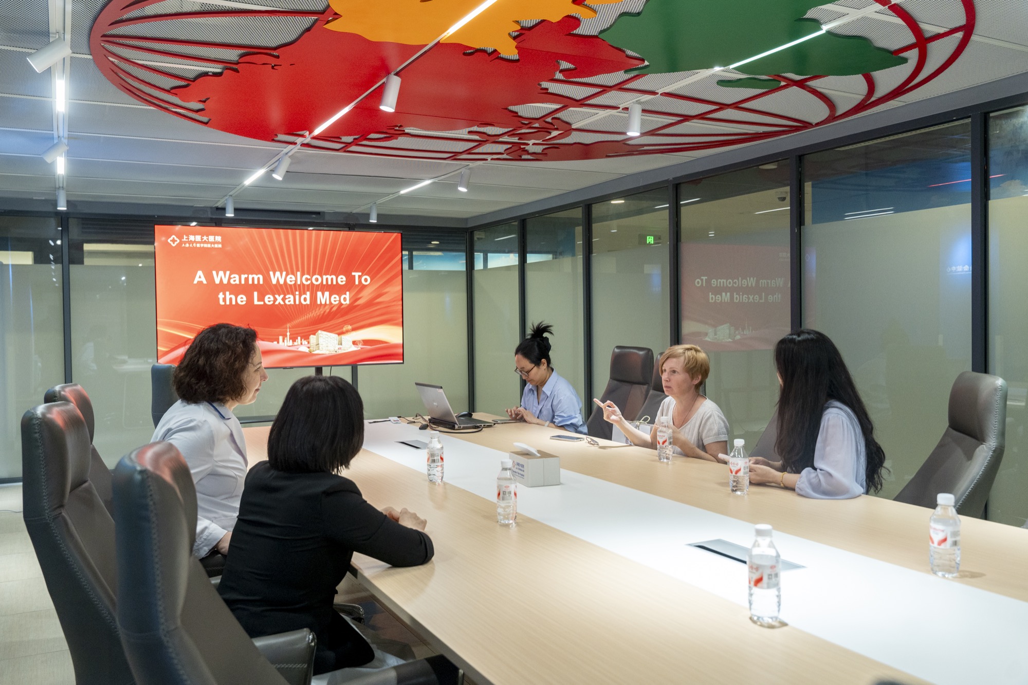 Meeting discussion at Shanghai Yida Hospital conference room