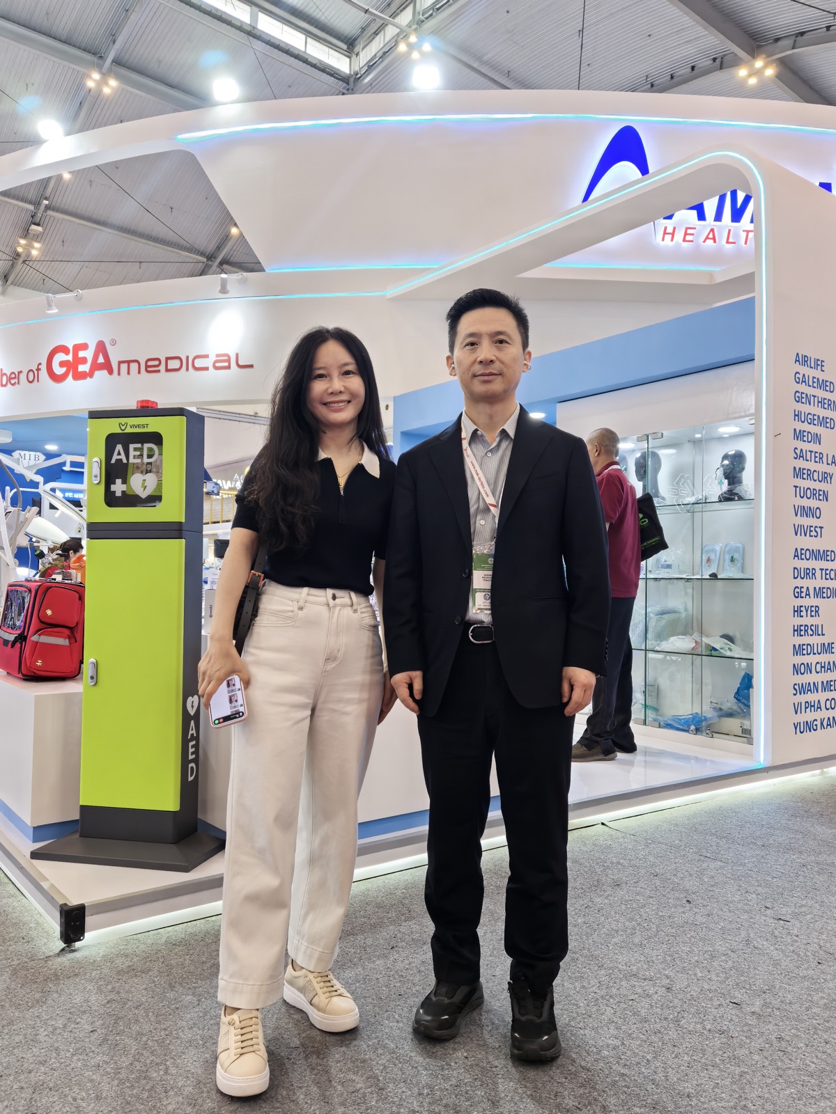 Lexaid founder and Shanghai medical expert visiting a medical equipment booth with AED display